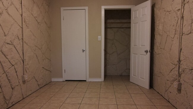Building Photo - 2 Bedroom 1 Bath Duplex