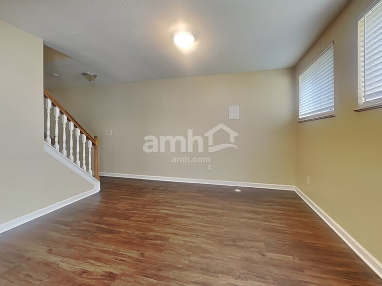 Building Photo - 8420 Stratford Ct