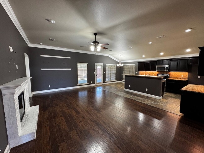 Building Photo - Stunning Spacious Home in Lovely Neighborhood!