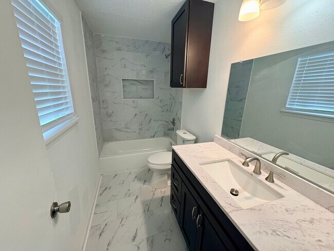 Building Photo - 5839 Kingsbury Ln