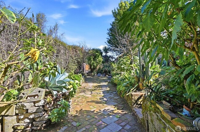 Building Photo - 1529 Hampshire St