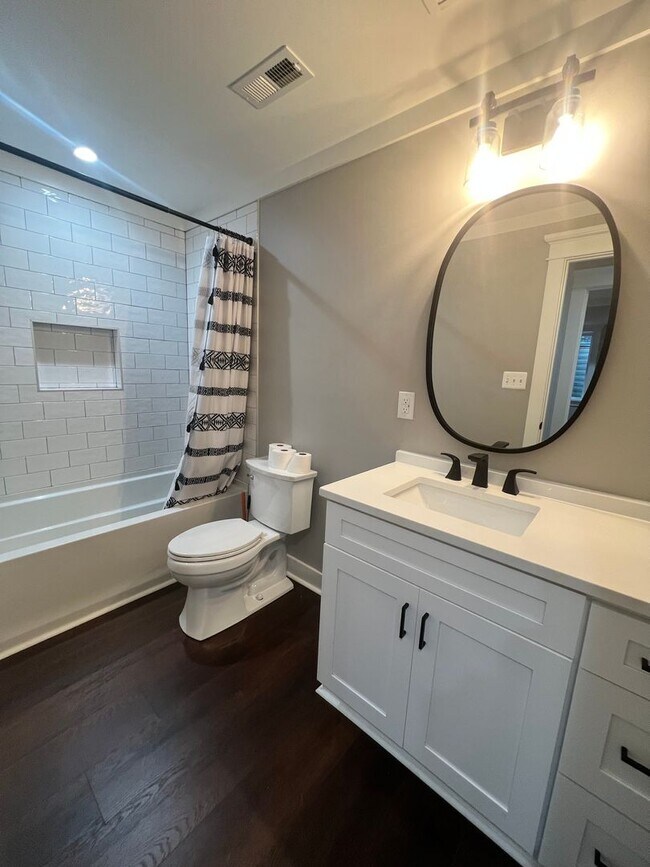 Building Photo - Stunning 4 BR/3.5 BA Single-Family Home in...