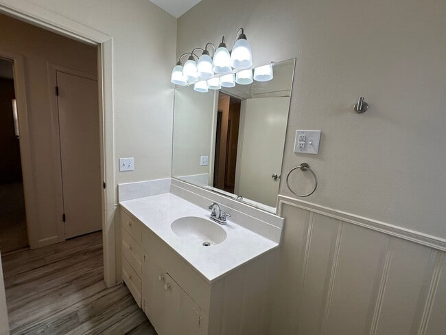 Building Photo - 1106 La Paloma St