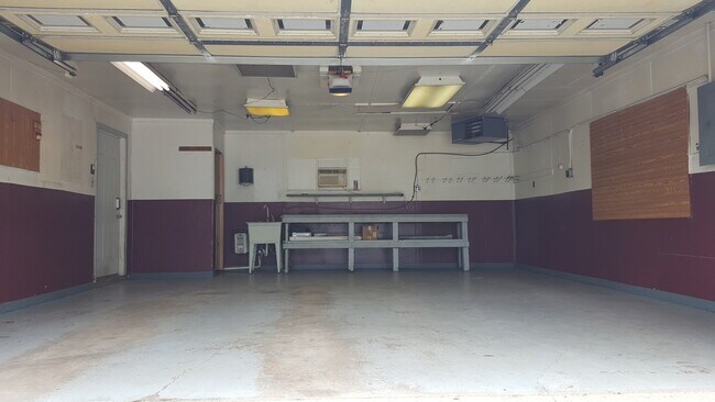 Building Photo - 21 E Romeo Rd