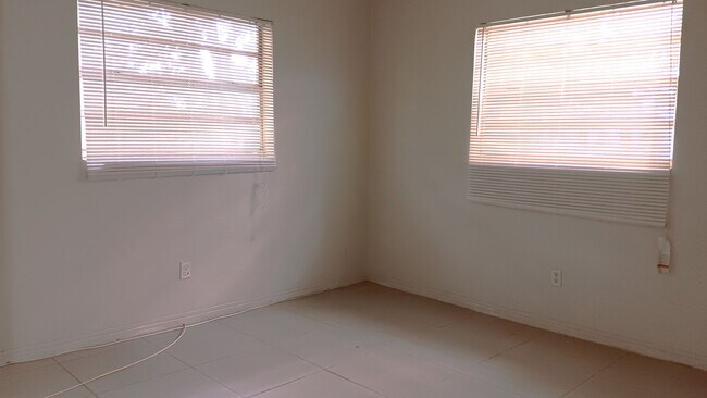 Building Photo - 2/1 Single family home with fenced in yard