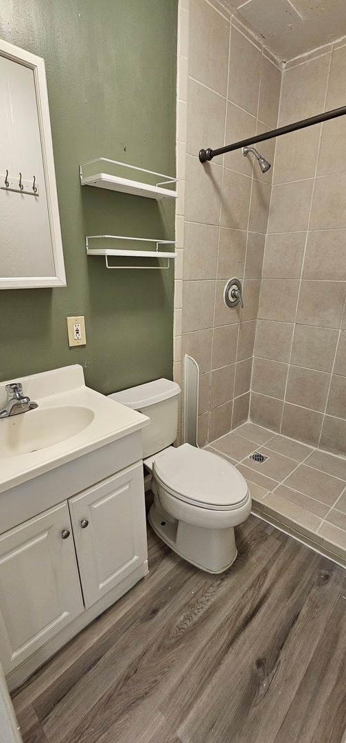 Building Photo - For Rent 3 bed 3 bath Plus 4th room or Off...