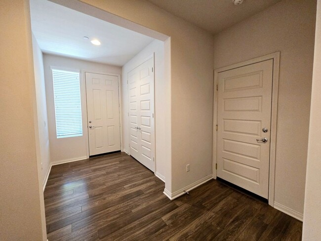 Building Photo - Tri-level Townhome in Prime Fullerton Location!