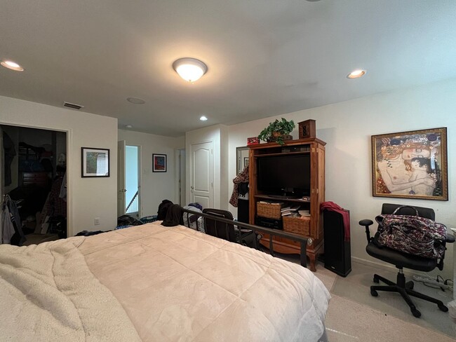 Building Photo - Stunning Upper Nazareth End Unit Townhome