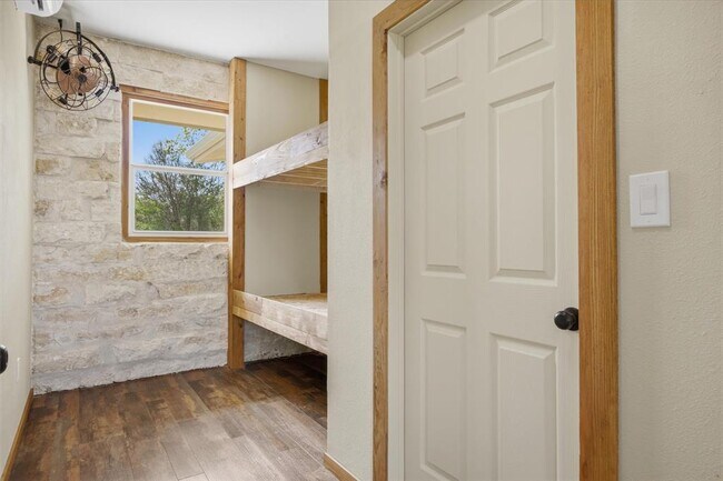 Building Photo - 520 Matzig Cove