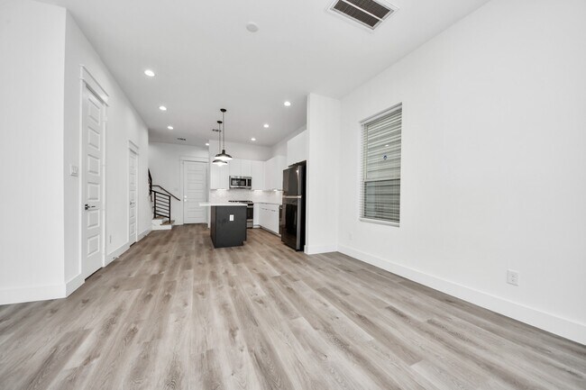 Building Photo - 5402 Margarita St