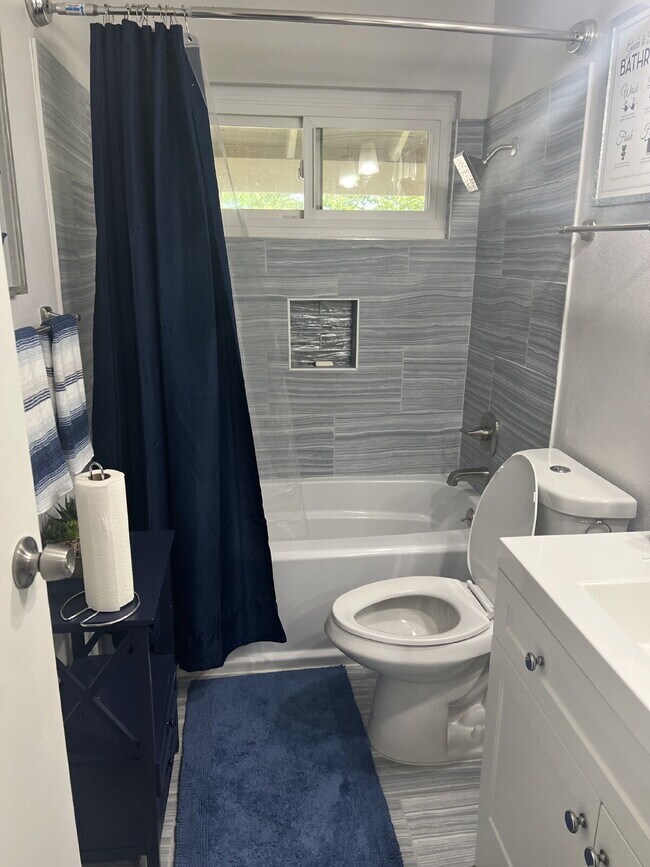 Building Photo - 5 bedroom home with a pool!