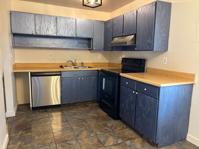 Building Photo - 4 bed 1.5 bath Ranch Style Home with Basem...