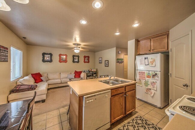 Building Photo - Beautiful townhome near little valley