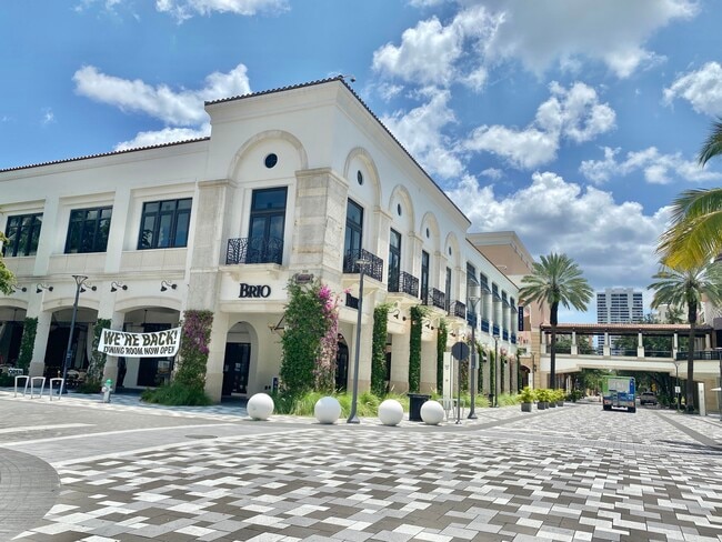 Building Photo - 720 S Sapodilla Ave