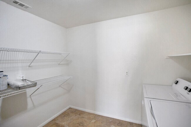 Building Photo - Southwest Pool Home With First Floor Bed And Bath