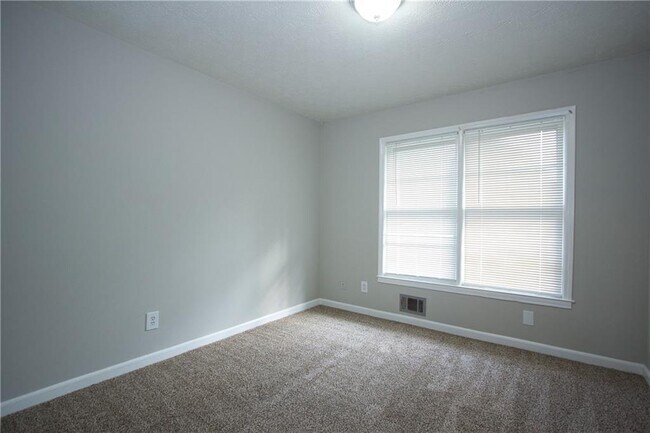 Building Photo - 2139 Golfview Dr SE