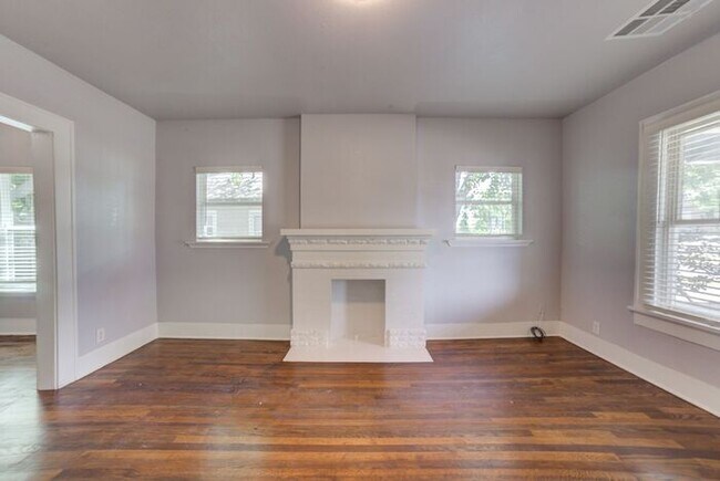 Primary Photo - Charming Craftsman 3/1 Home Next To TU!