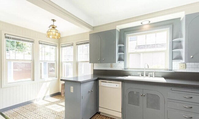 Building Photo - 6613 N Amherst St