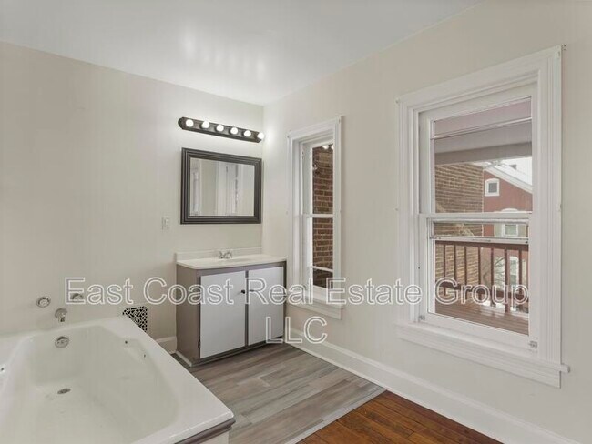 Building Photo - 1001 Pope Ave