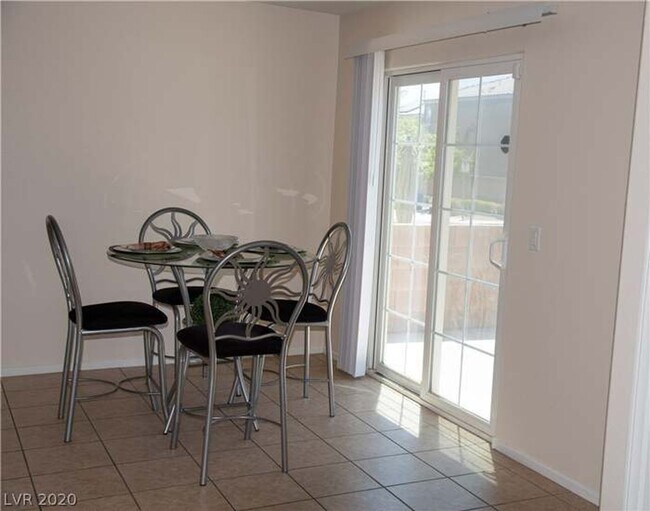 Building Photo - Northwest 3 bed, Lots of Amenities!