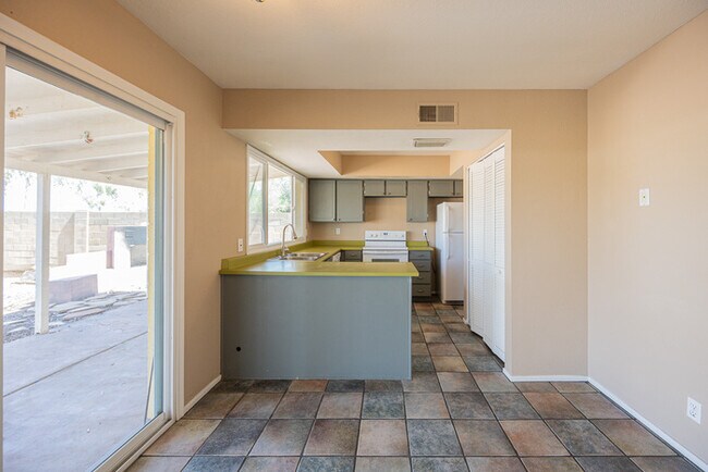 Building Photo - 2812 S Cottonwood Dr