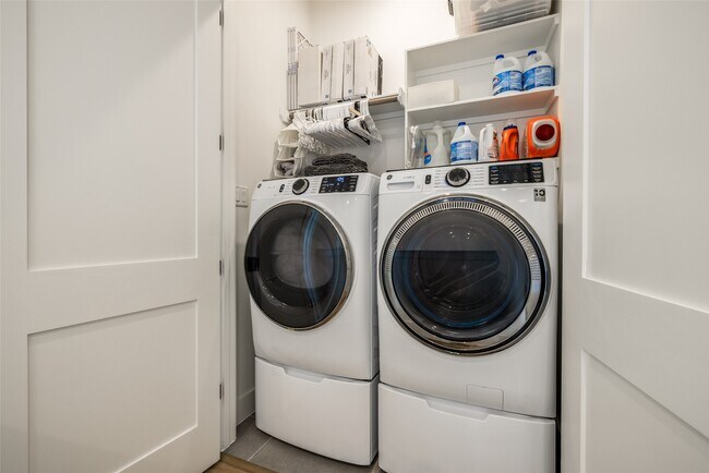 Building Photo - 412 N Nagle St