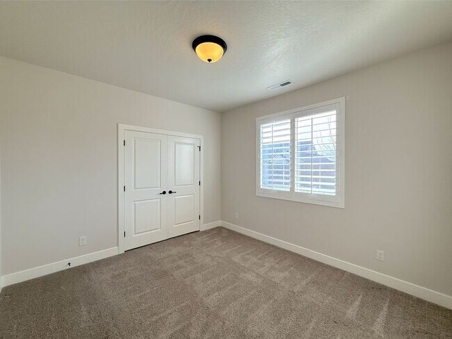 Building Photo - 3 bed, 2 bath home w/2 car garage