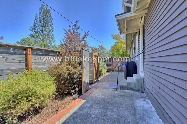 Building Photo - 3 Bed, 2 Bath Home Near McMenamins Kennedy School in NE Portland