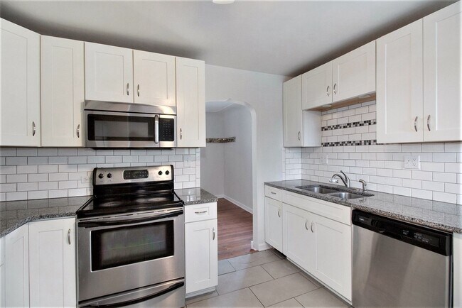 Building Photo - Single-Family 4 Bedroom 2 Bathroom Home in Englewood