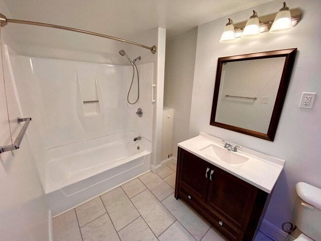 Building Photo - Charming 2 Bedroom/1 Bathroom Townhome in Locust Point, MD!
