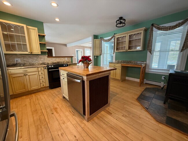 Building Photo - 672 Lisbon St