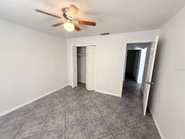 Building Photo - 542 W Lake Deer Dr