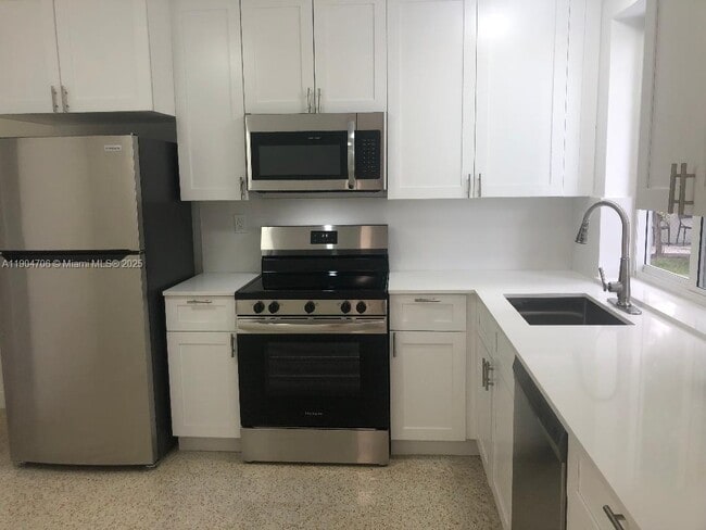 Building Photo - 2650 SW 96th Ave