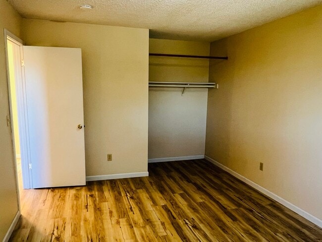 Building Photo - 2Bed/1Bath Second Floor Apartment in Brooklyn Neighborhood