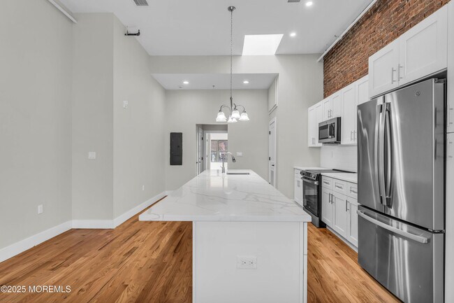 Building Photo - 7 Broad St