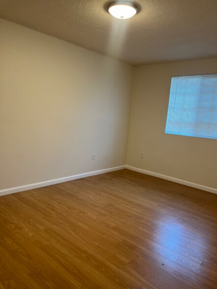 Building Photo - 524 W 81st St