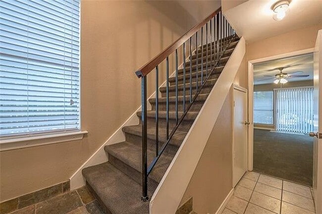 Building Photo - This Townhome is a true gem