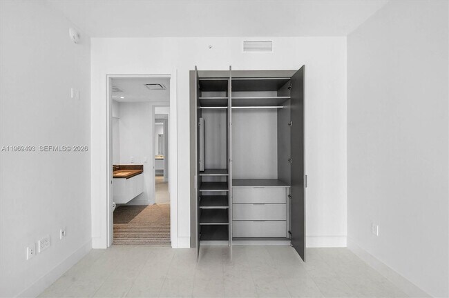 Building Photo - 700 NE 26th Terrace