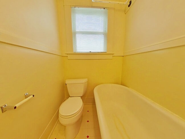 Building Photo - 1 Bedroom Tri-Plex ~ Close to Campus ~ Cat...