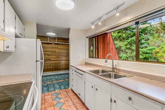 Building Photo - Super Unique Northgate Loft!