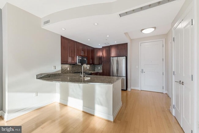 Building Photo - 8220 Crestwood Heights Dr