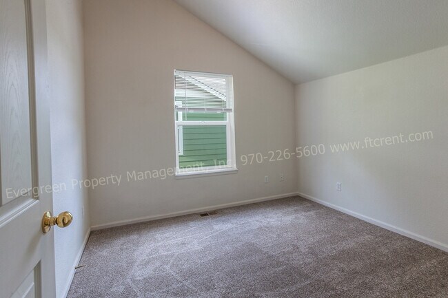 Building Photo - 3 Bedroom Town-home in Northeast Fort Coll...