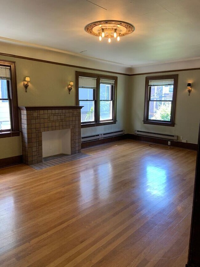 Spacious 2Bedroom Apartment with Private 3644 Woodland Park Ave