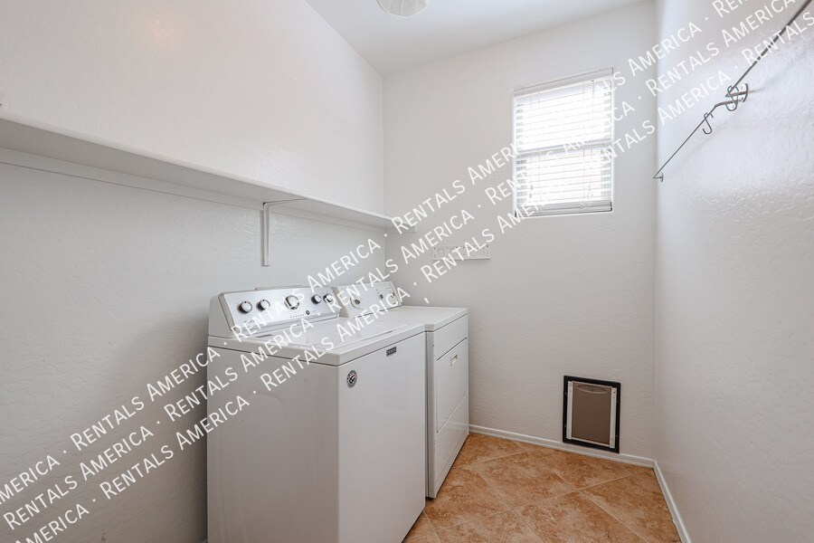 Building Photo - 591 S Buena Vista Ct