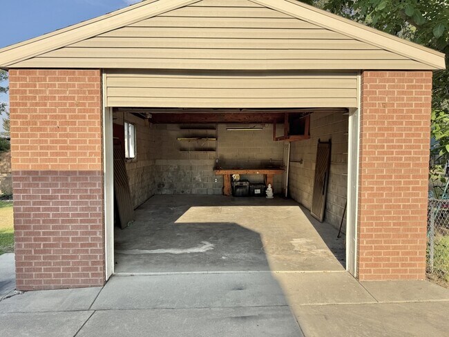 Building Photo - 4191 S Bluejay St