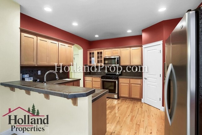 Building Photo - Must See, Beautiful 4 bedroom home in Hillsboro