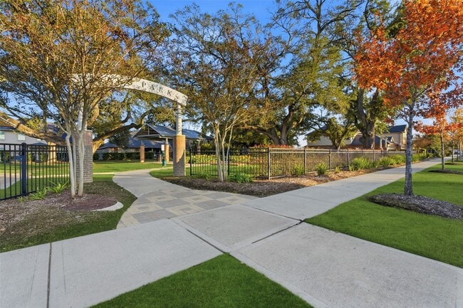 Building Photo - 1611 N City Oaks Ln