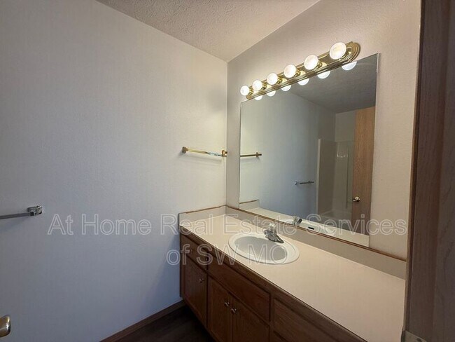 Building Photo - 743 Kings Carriage Rd