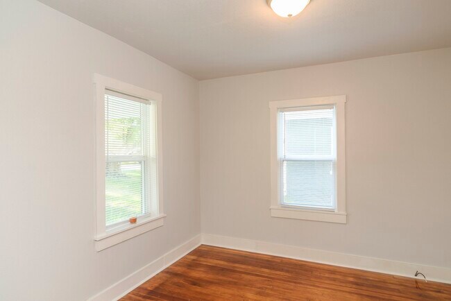 Building Photo - 124 Riverside Dr