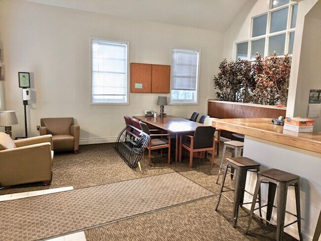 Building Photo - FIRST MONTH FREE RENT!